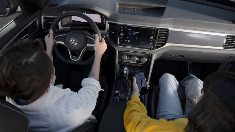 Radio con pantalla touch a color de 8" con logo R-Line en pantalla de bienvenida y Volkswagen Wireless App-Connect